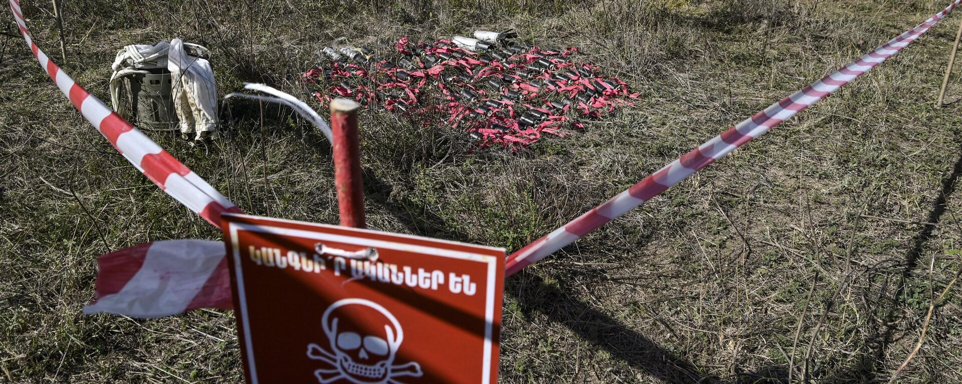 Bombas de racimo sin explotar recogidas por miembros de un grupo de zapadores del Ministerio de Situaciones de Emergencia de Karabaj, durante el conflicto entre Armenia y Azerbaiyán (Imagen referencial).  - Sputnik Mundo, 1920, 09.07.2023