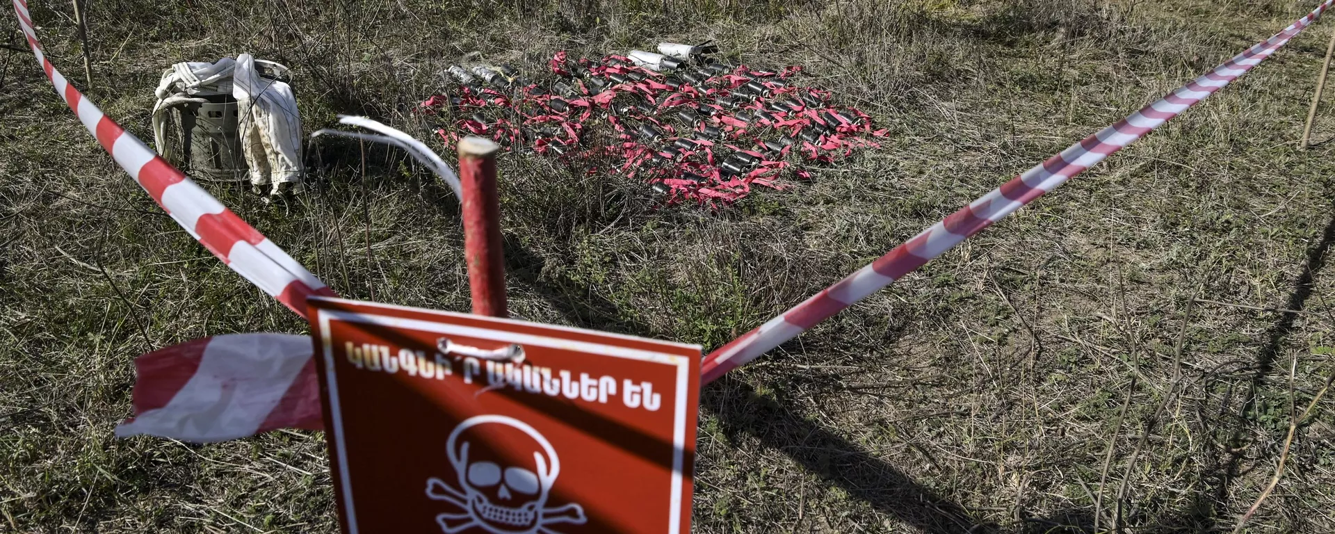 Bombas de racimo sin explotar recogidas por miembros de un grupo de zapadores del Ministerio de Situaciones de Emergencia de Karabaj, durante el conflicto entre Armenia y Azerbaiyán (Imagen referencial). Bombas de racimo sin explotar recogidas por miembros de un grupo de zapadores del Ministerio de Situaciones de Emergencia de Karabaj, durante el conflicto entre Armenia y Azerbaiyán (Imagen referencial). - Sputnik Mundo, 1920, 09.07.2023