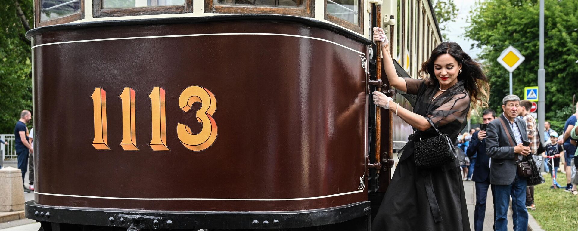 Una chica baja de un tranvía en el desfile de transportes retro en Moscú - Sputnik Mundo, 1920, 10.07.2023