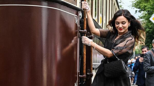 Una chica baja de un tranvía en el desfile de transportes retro en Moscú - Sputnik Mundo