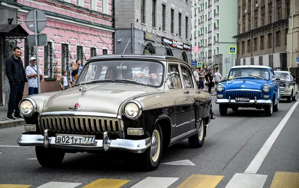 Una columna de automóviles y tranvías históricos recorrió el trayecto desde la estación de metro Novokuznetskaia hasta el bulevar Chistoprudni.En la foto: coches GAZ-21 Volga. Una columna de automóviles y tranvías históricos recorrió el trayecto desde la estación de metro Novokuznetskaia hasta el bulevar Chistoprudni.En la foto: coches GAZ-21 Volga. - Sputnik Mundo