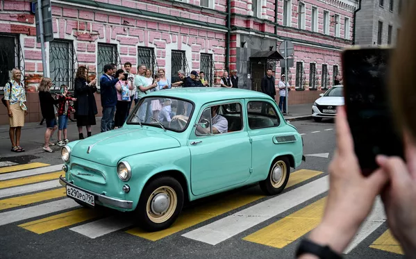 Un automóvil ZAZ-965 en el desfile de carros retro en Moscú. Un automóvil ZAZ-965 en el desfile de carros retro en Moscú. - Sputnik Mundo