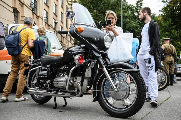 Más de 150.000 personas asistieron al desfile de vehículos retro y a una exposición de máquinas históricas celebrados en Moscú con motivo del Día del Transporte Moscovita, el 8 de julio.En la foto: una moto Dnepr Escort en la exposición de transportes históricos en Moscú. - Sputnik Mundo
