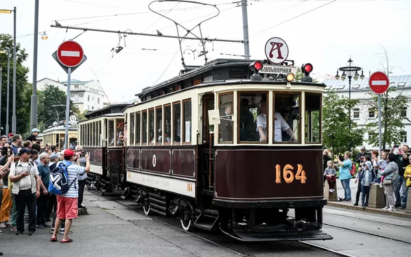 En el desfile participaron unos 50 vehículos retro, entre ellos 14 tranvías.En la foto: un tranvía Annushka. En el desfile participaron unos 50 vehículos retro, entre ellos 14 tranvías.En la foto: un tranvía Annushka. - Sputnik Mundo