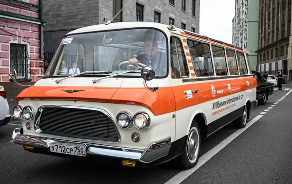 En el desfile y la exposición participaron vehículos de las colecciones del Museo del Garaje Presidencial, de la Federación Automovilística Rusa y el Auto Retroclub GAZ-21.En la foto: un autobús ZIL-118 Yunost. En el desfile y la exposición participaron vehículos de las colecciones del Museo del Garaje Presidencial, de la Federación Automovilística Rusa y el Auto Retroclub GAZ-21.En la foto: un autobús ZIL-118 Yunost. - Sputnik Mundo