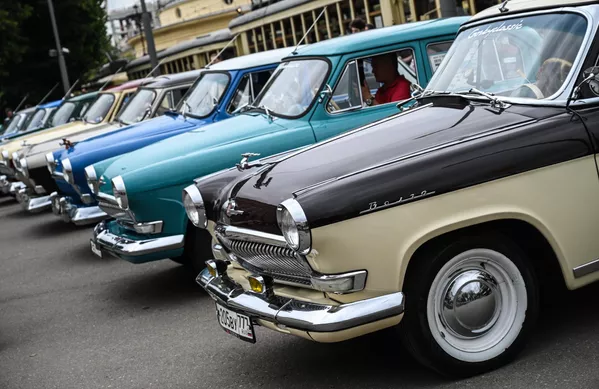 A continuación, los carros de época fueron colocados en la exposición al aire libre.En la foto: automóviles GAZ-21 Volga. A continuación, los carros de época fueron colocados en la exposición al aire libre.En la foto: automóviles GAZ-21 Volga. - Sputnik Mundo