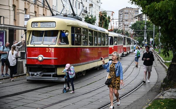 El acompañamiento musical fue proporcionado por el Coro del Metro de Moscú y artistas del proyecto &#x27;Música en el Metro&#x27;.En la foto: un tranvía Tatra T2. - Sputnik Mundo