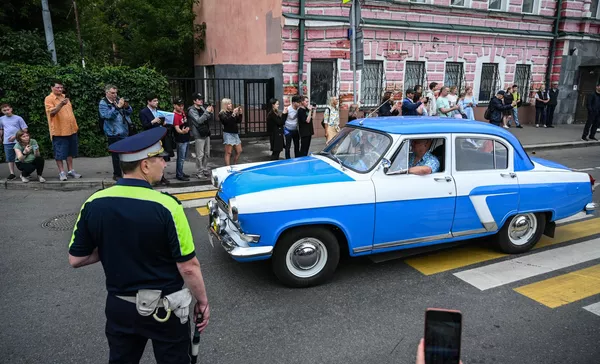 Cientos de miles de invitados asisten cada año a este tipo de desfiles.En la foto: un GAZ-21 Volga. Cientos de miles de invitados asisten cada año a este tipo de desfiles.En la foto: un GAZ-21 Volga. - Sputnik Mundo