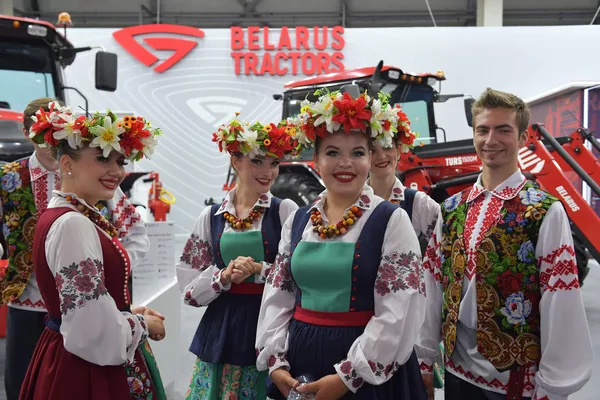 El país socio del evento este año fue Bielorrusia.En la foto: jóvenes con trajes nacionales en el estand de Bielorrusia. El país socio del evento este año fue Bielorrusia.En la foto: jóvenes con trajes nacionales en el estand de Bielorrusia. - Sputnik Mundo