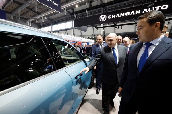 El principal acontecimiento ruso en el ámbito de la industria y el comercio espera este año un número récord de participantes: más de 35 delegaciones internacionales y 25 regionales.En la foto: el primer ministro ruso, Mijaíl Mishustin, en la inauguración de la Exposición en Ekaterimburgo. A la derecha, Alijan Smailov, primer ministro de Kazajistán. - Sputnik Mundo