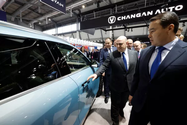 El principal acontecimiento ruso en el ámbito de la industria y el comercio espera este año un número récord de participantes: más de 35 delegaciones internacionales y 25 regionales.En la foto: el primer ministro ruso, Mijaíl Mishustin, en la inauguración de la Exposición en Ekaterimburgo. A la derecha, Alijan Smailov, primer ministro de Kazajistán. El principal acontecimiento ruso en el ámbito de la industria y el comercio espera este año un número récord de participantes: más de 35 delegaciones internacionales y 25 regionales.En la foto: el primer ministro ruso, Mijaíl Mishustin, en la inauguración de la Exposición en Ekaterimburgo. A la derecha, Alijan Smailov, primer ministro de Kazajistán. - Sputnik Mundo