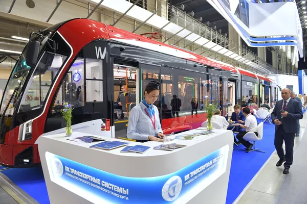 Un tranvía bidireccional ruso de tres secciones en la Exposición Industrial Internacional Innoprom 2023 de Ekaterimburgo. Un tranvía bidireccional ruso de tres secciones en la Exposición Industrial Internacional Innoprom 2023 de Ekaterimburgo. - Sputnik Mundo