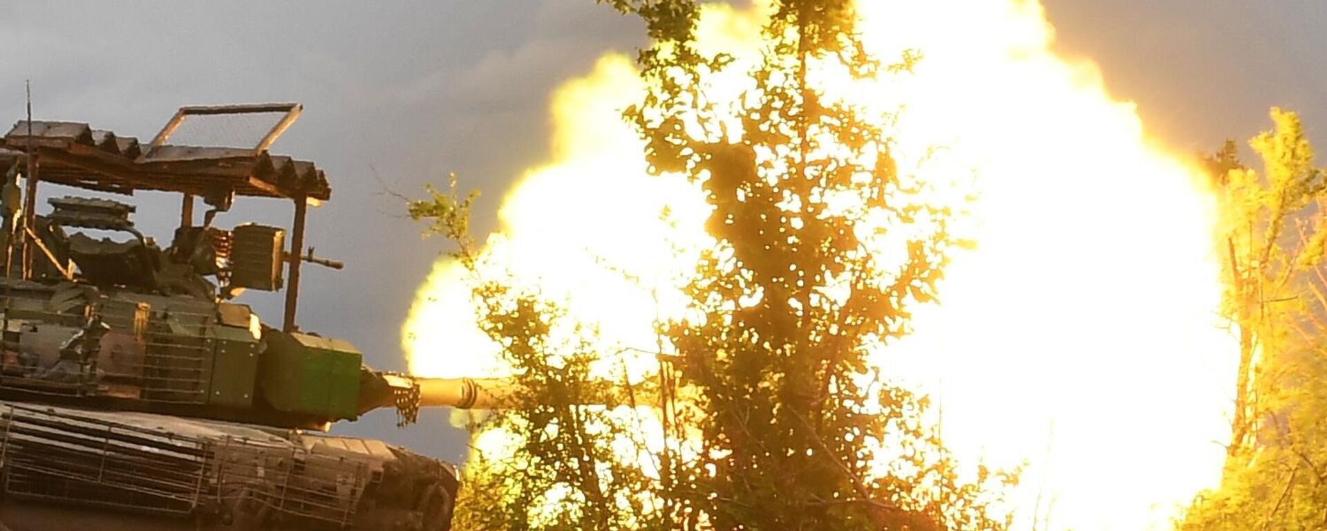 Un tanque T-80 de las Fuerzas Armadas rusas en acción en la zona de Operación militar espescial - Sputnik Mundo, 1920, 11.07.2023