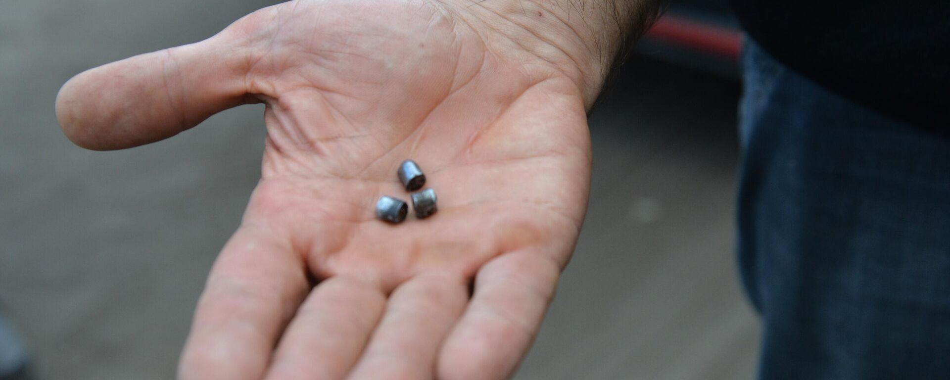 Los fragmentos de una munición de racimo utilizada por las FFAA de Ucrania para bombardear barrios residenciales  - Sputnik Mundo, 1920, 18.08.2023