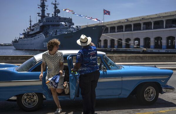 La nave, con más de una centena de cadetes a bordo, llevó a la isla carga humanitaria de las administraciones de San Petersburgo y Moscú, así como equipamiento para la sucursal virtual del Museo Ruso, que opera desde 2015 sobre la base del Museo Nacional de Bellas Artes de La Habana. - Sputnik Mundo