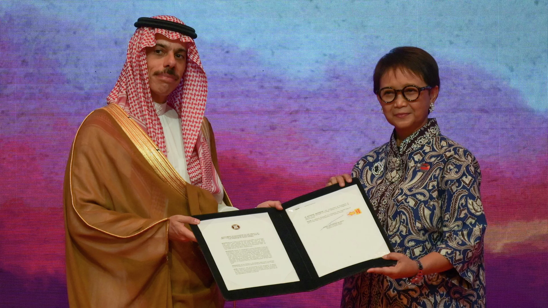 La ministra de Asuntos Exteriores de Indonesia, Retno Marsudi (dcha.), recibe un documento firmado por el ministro de Asuntos Exteriores de Arabia Saudí, Faisal bin Farhan Saud, durante la ceremonia de firma del Instrumento de Adhesión, el Tratado de Amistad y Cooperación en el Sudeste Asiático (TAC), celebrada en el marco de la reunión de ministros de Asuntos Exteriores de la Asociación de Naciones del Sudeste Asiático (ASEAN) en Yakarta el 12 de julio de 2023. La ministra de Asuntos Exteriores de Indonesia, Retno Marsudi (dcha.), recibe un documento firmado por el ministro de Asuntos Exteriores de Arabia Saudí, Faisal bin Farhan Saud, durante la ceremonia de firma del Instrumento de Adhesión, el Tratado de Amistad y Cooperación en el Sudeste Asiático (TAC), celebrada en el marco de la reunión de ministros de Asuntos Exteriores de la Asociación de Naciones del Sudeste Asiático (ASEAN) en Yakarta el 12 de julio de 2023. - Sputnik Mundo, 1920, 12.07.2023