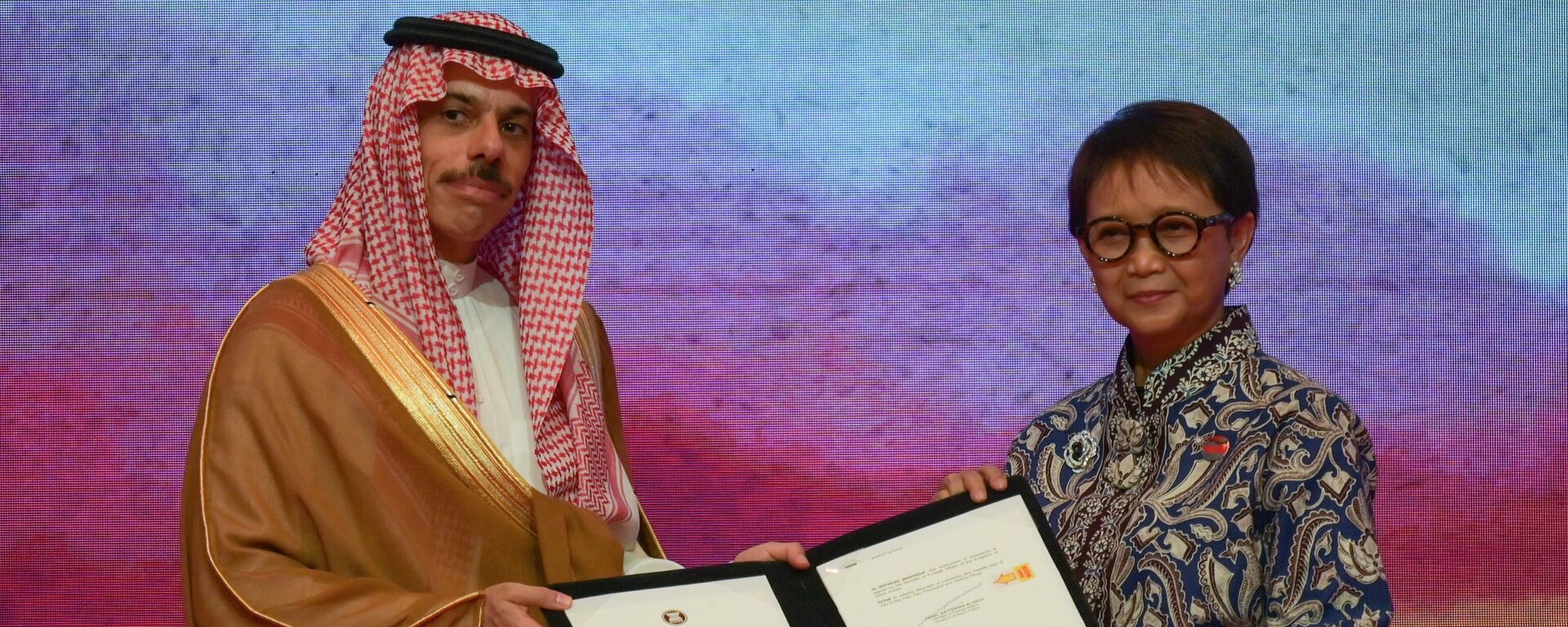 La ministra de Asuntos Exteriores de Indonesia, Retno Marsudi (dcha.), recibe un documento firmado por el ministro de Asuntos Exteriores de Arabia Saudí, Faisal bin Farhan Saud, durante la ceremonia de firma del Instrumento de Adhesión, el Tratado de Amistad y Cooperación en el Sudeste Asiático (TAC), celebrada en el marco de la reunión de ministros de Asuntos Exteriores de la Asociación de Naciones del Sudeste Asiático (ASEAN) en Yakarta el 12 de julio de 2023.  - Sputnik Mundo, 1920, 12.07.2023