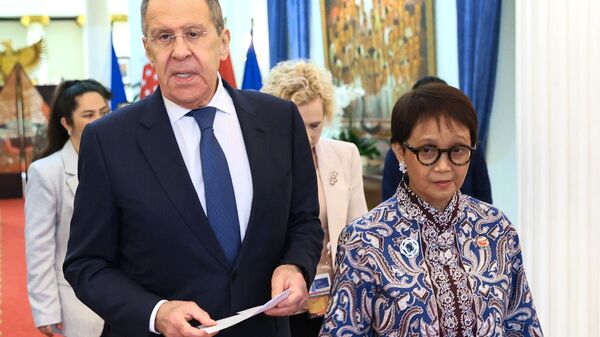 El canciller ruso, Serguéi Lavrov, junto con la ministra indonesia de Asuntos Exteriores, Retno Marsudi, antes de su reunión en Yakarta. - Sputnik Mundo