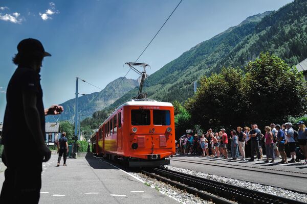 Para llegar al glaciar hay que tomar el tren panorámico Montenvers en la ciudad de Chamonix que te llevará hasta el funicular. - Sputnik Mundo