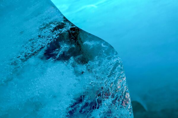 El espesor medio del hielo de la Mer de Glace es de 270 metros, pero en algunos lugares llega hasta los 400 metros. - Sputnik Mundo