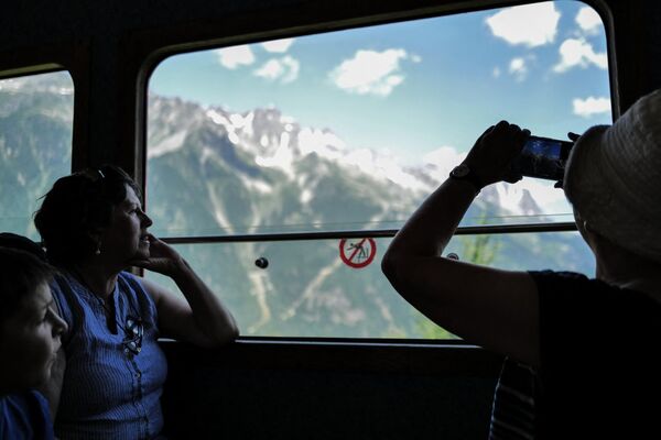 Mer de Glace es un lugar de maravillosa belleza y una popular atracción turística.  Sobre él pasa un teleférico de Francia a Italia. - Sputnik Mundo