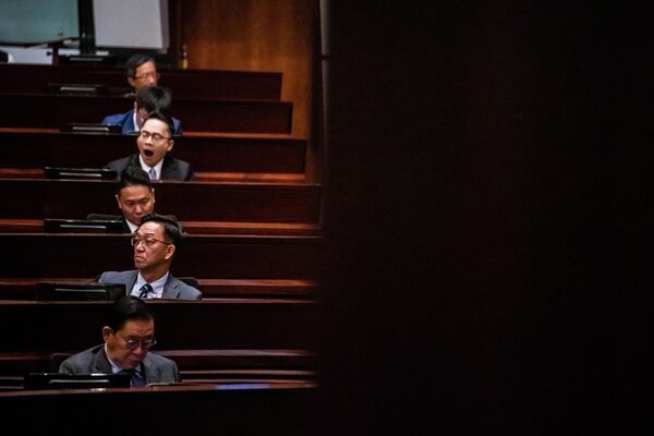 Miembros del Consejo Legislativo durante una sesión de preguntas y respuestas celebrada por el jefe del Ejecutivo de Hong Kong, John Lee Ka-chiu, antes de que los legisladores se marcharan al receso estival. - Sputnik Mundo