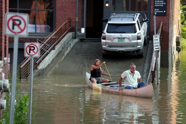 El personal del centro veterinario de Montpelier, el estado de Vermont, dañado por las inundaciones, retira instrumentos quirúrgicos y suministros en barco. - Sputnik Mundo