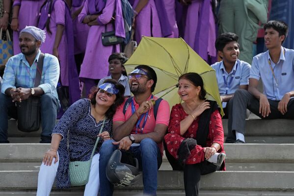 Testigos siguen la transmisión del lanzamiento de la estación Chandrayaan-3. - Sputnik Mundo