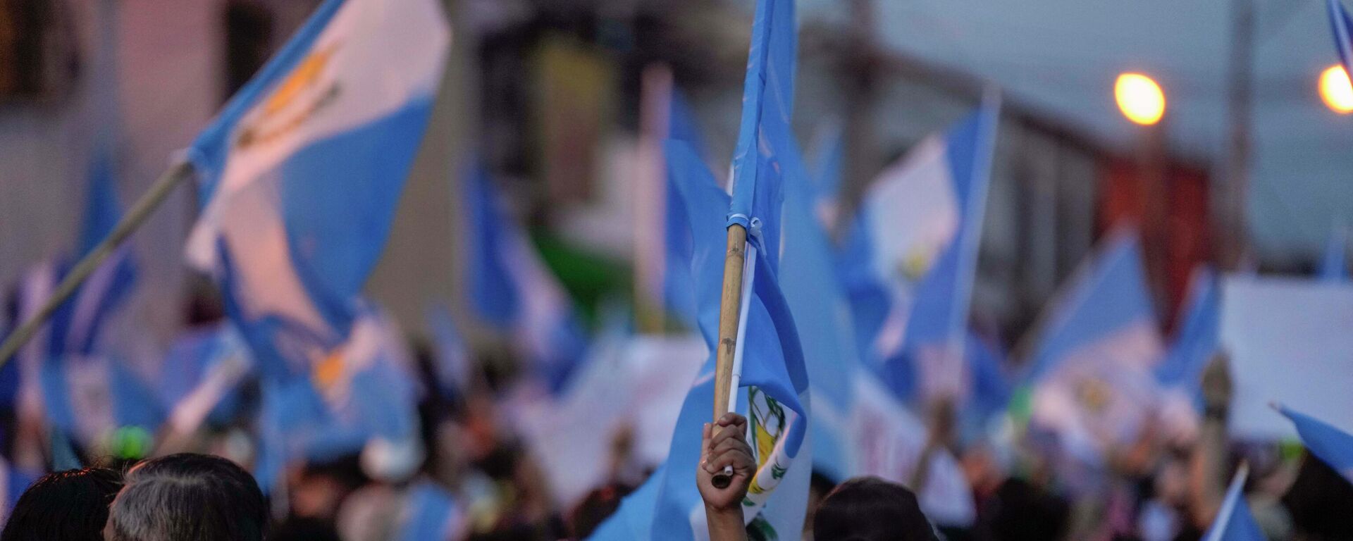 Manifestantes protestan frente al edificio de la Fiscalía General de Guatemala en Ciudad de Guatemala, el 13 de julio de 2023. La Corte de Constitucionalidad, máximo tribunal del país, ha concedido una medida cautelar al partido Movimiento Semilla, bloqueando su suspensión de la segunda vuelta de las elecciones presidenciales - Sputnik Mundo, 1920, 29.08.2023