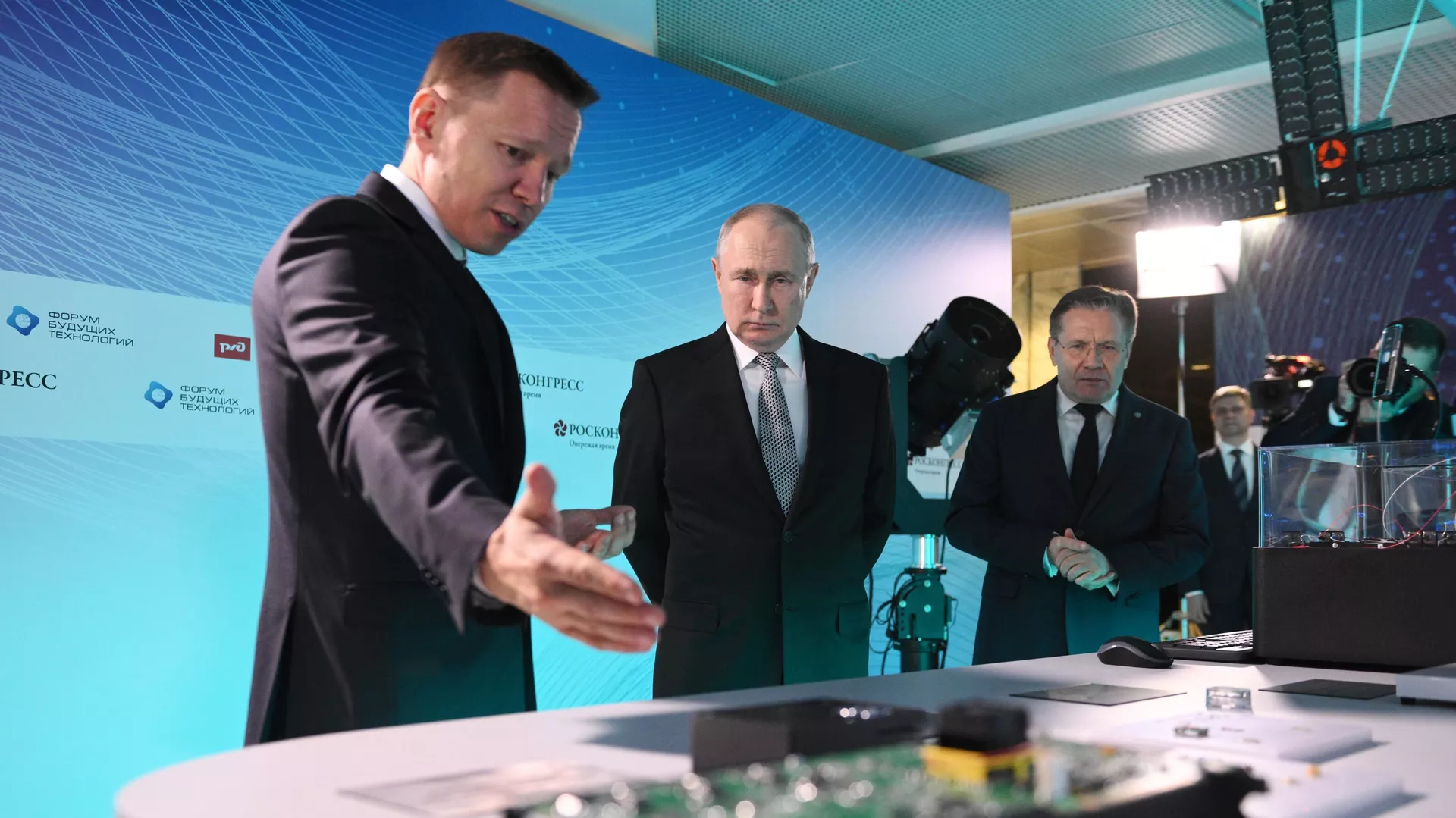 El presidente de Rusia, Vladímir Putin, visita el Foro de Tecnologías Futuras en Moscú, el 13 de julio