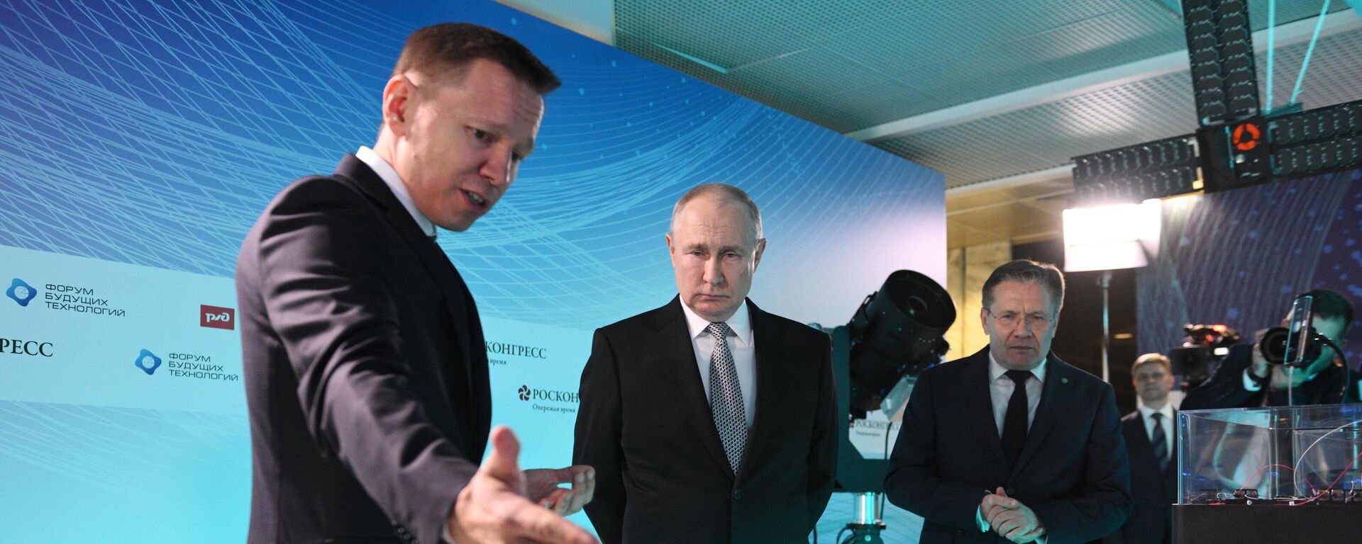 El presidente de Rusia, Vladímir Putin, visita el Foro de Tecnologías Futuras en Moscú, el 13 de julio - Sputnik Mundo, 1920, 15.07.2023