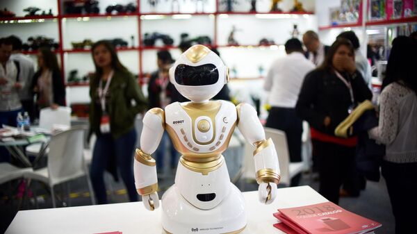 Un robot es exhibido durante la feria China Homelife México en la Ciudad de México - Sputnik Mundo