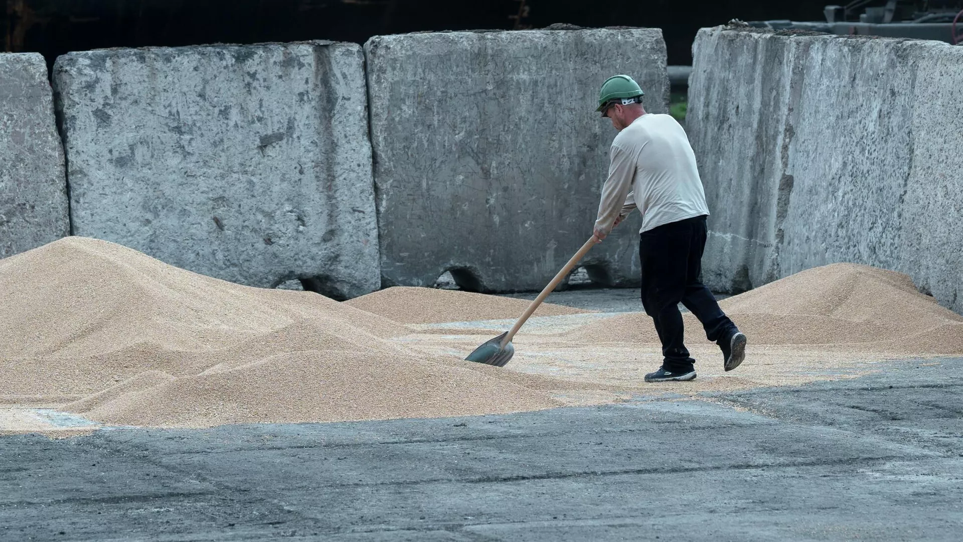 Trabajadores cargan grano en un puerto cerealero en Izmail, Ucrania, el 26 de abril de 2023