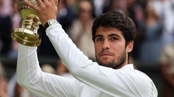 Carlos Alcaraz, tenista español, celebra la victoria en la final del torneo de tenis de Wimbledon, el 16 de julio de 2023 - Sputnik Mundo