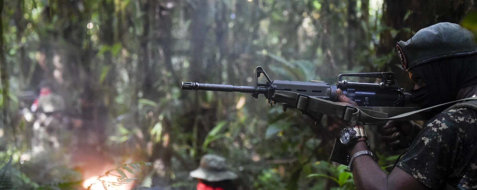 Miembros del frente Ernesto Che Guevara, perteneciente a la guerrilla del Ejército de Liberación Nacional (ELN), en la selva del Chocó, Colombia, el 26 de mayo de 2019.  - Sputnik Mundo, 1920, 17.07.2023