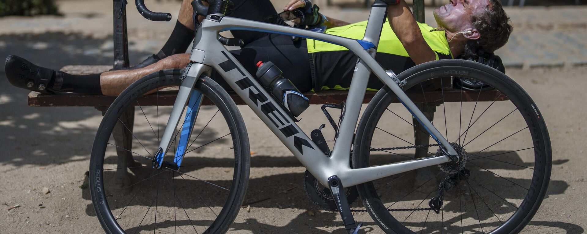 Un hombre toma el sol en el parque del Retiro en Madrid, España, el 17 de julio de 2023 Un hombre toma el sol en el parque del Retiro en Madrid, España, el 17 de julio de 2023 - Sputnik Mundo, 1920, 17.07.2023