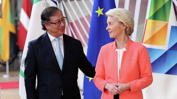 Gustavo Petro, presidente de Colombia, y Úrsula von der Leyen, presidenta de la Comisión Europea  - Sputnik Mundo