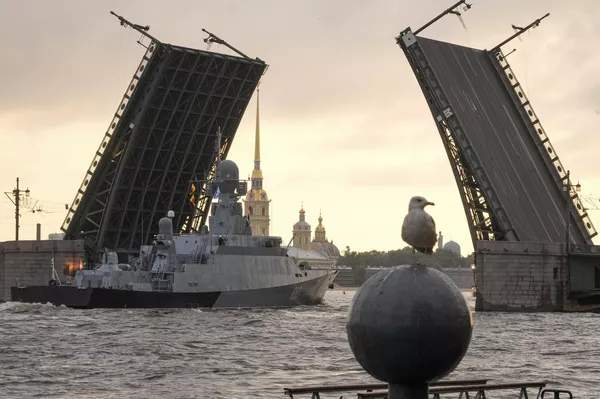 Военный корабль проходит под Дворцовым мостом во время репетиции парада к Дню ВМФ в Петербурге Военный корабль проходит под Дворцовым мостом во время репетиции парада к Дню ВМФ в Петербурге