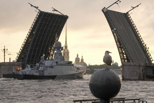 El desfile del Día de la Armada Rusa, que este año celebra su 327 aniversario, es un acto vistoso que siempre atrae a un gran número de habitantes de San Petersburgo y turistas.En la foto: un buque de guerra pasa bajo el Puente del Palacio durante el ensayo del desfile en el río Neva. - Sputnik Mundo