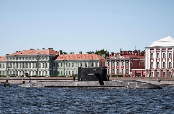 Se eligió la ciudad de San Petersburgo como sede principal del desfile, ya que no sólo es la capital cultural sino también marítima de Rusia.En la foto: el submarino &#x27;San Petersburgo&#x27; en la ciudad homónima. - Sputnik Mundo