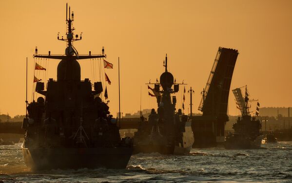 Los puentes Blagoveschenski, de la Trinidad, del Palacio y el Puente Liteyni se abren para el paso de barcos durante los ensayos y durante el desfile. - Sputnik Mundo