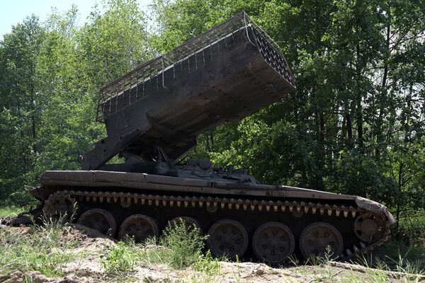 Sistema lanzallamas pesado TOS-1A Solntsepiok de producción rusa Sistema lanzallamas pesado TOS-1A Solntsepiok de producción rusa - Sputnik Mundo