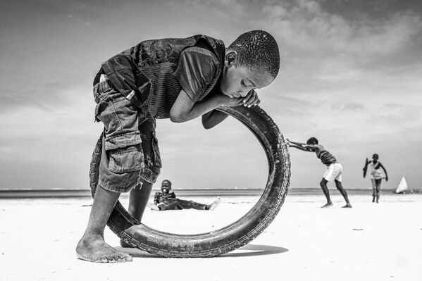 La obra Un día normal en Zanzíbar, de la fotógrafa búlgara Yanitsa Genova, que ganó en la categoría individual viaje. - Sputnik Mundo