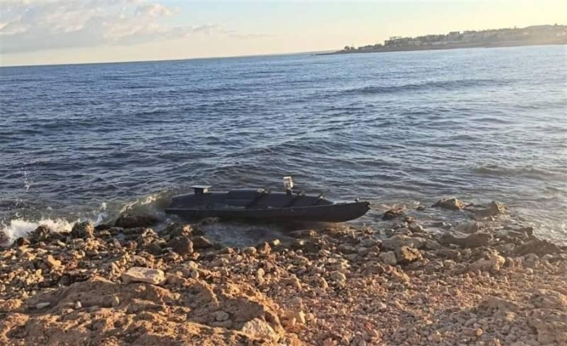 Un dron naval desconocido, similar a los anunciados por Ucrania, fue encontrado el año pasado en las proximidades de la bahía de Abramov de la ciudad de Sebastopol - Sputnik Mundo, 1920, 20.07.2023