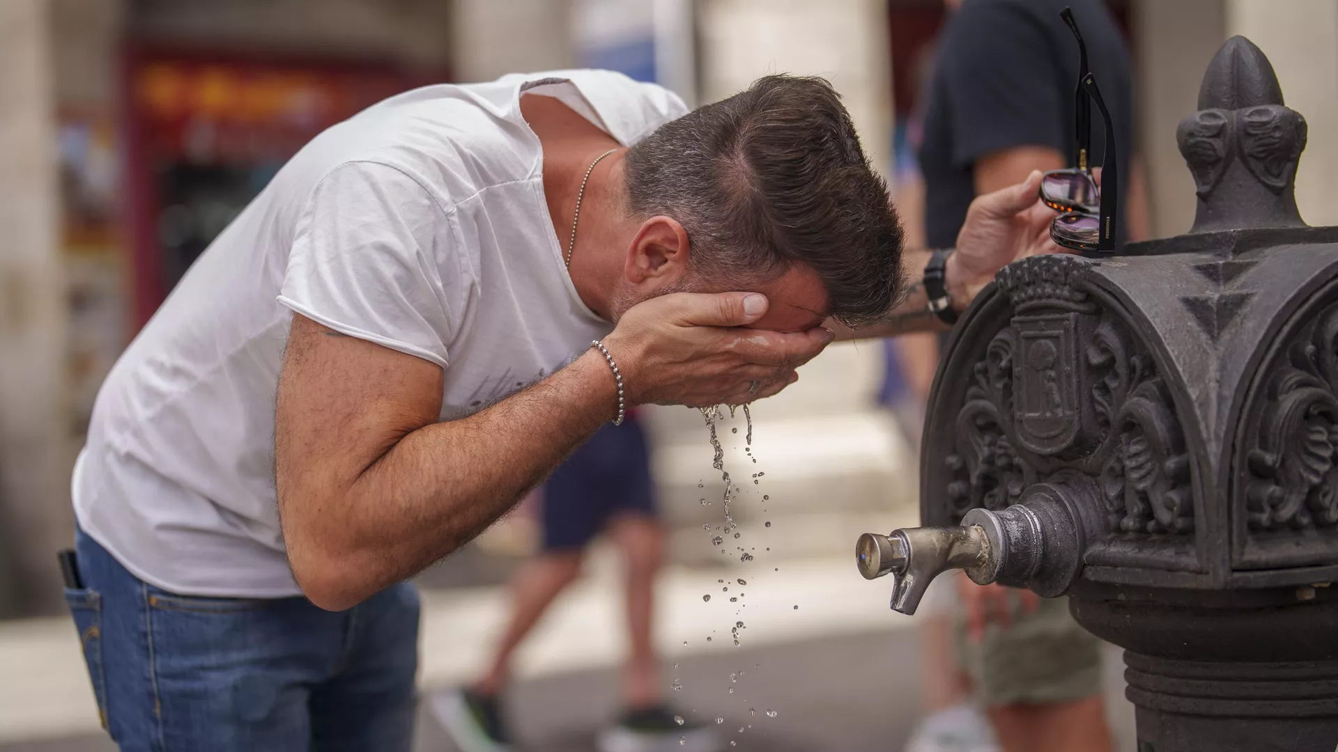 Un hombre sufriendo de la ola de calor en España Un hombre sufriendo de la ola de calor en España - Sputnik Mundo, 1920, 20.07.2023