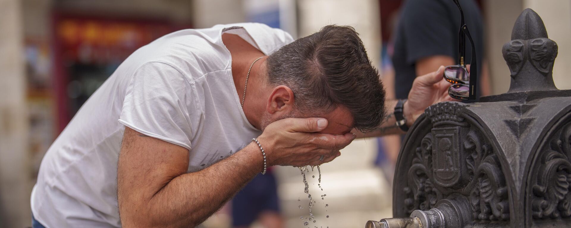 Un hombre sufriendo de la ola de calor en España - Sputnik Mundo, 1920, 20.07.2023