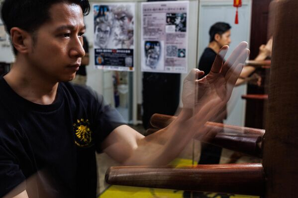 La despedida a Bruce Lee se convirtió en luto en toda la ciudad. Su cuerpo fue trasladado a Seattle, EEUU, donde fue enterrado. En la foto: el profesor de artes marciales Mic Leung en un estudio de wing chun. - Sputnik Mundo