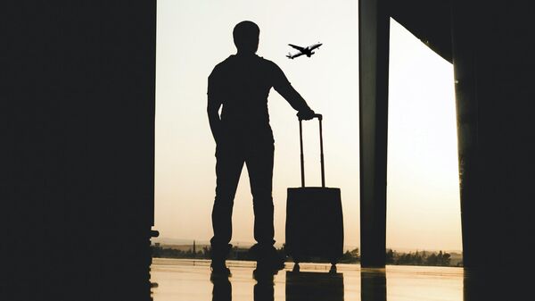 Un hombre con equipaje en un aeropuerto (imagen referencial) - Sputnik Mundo