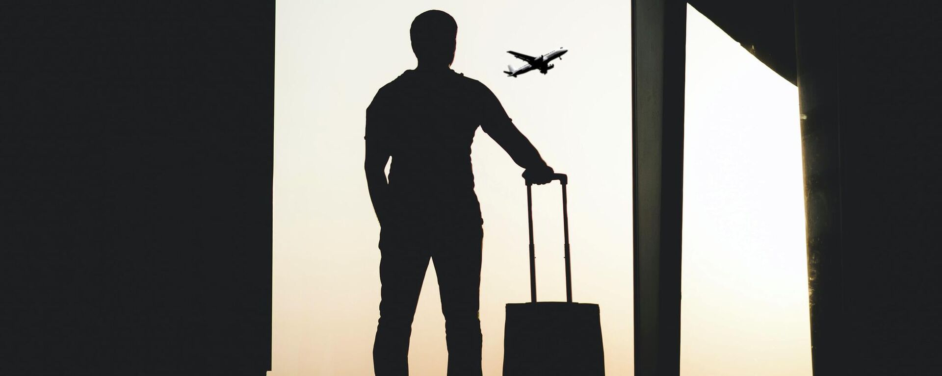 Un hombre con equipaje en un aeropuerto (imagen referencial) - Sputnik Mundo, 1920, 02.08.2023