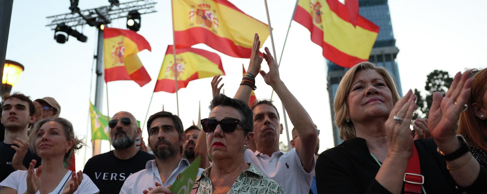 Simpatizantes del partido de extrema derecha Vox ondean banderas españolas mientras asisten al mitin de cierre de campaña en Madrid el 21 de julio de 2023 Simpatizantes del partido de extrema derecha Vox ondean banderas españolas mientras asisten al mitin de cierre de campaña en Madrid el 21 de julio de 2023 - Sputnik Mundo, 1920, 23.07.2023